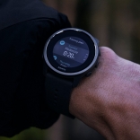 ss050729000-suunto-5-peak-dark-heather-on-wrist-01.jpg