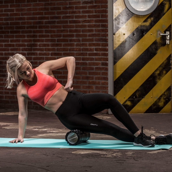 Masážní válec Foam Roller TUNTURI 33 cm / 13 cm černý.jpg