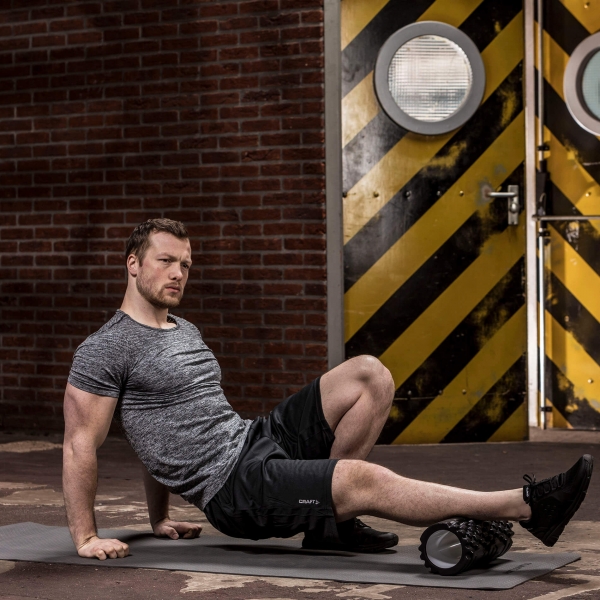 Masážní válec Foam Roller TUNTURI 33 cm / 13 cm černý.jpg
