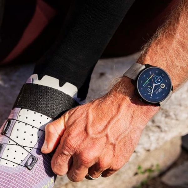 suunto-race-s-gravel-gray-action-1-1280x1280px.jpg