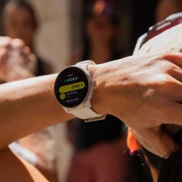 suunto-race-s-powder-pink-action-1-1280x1280px.jpg