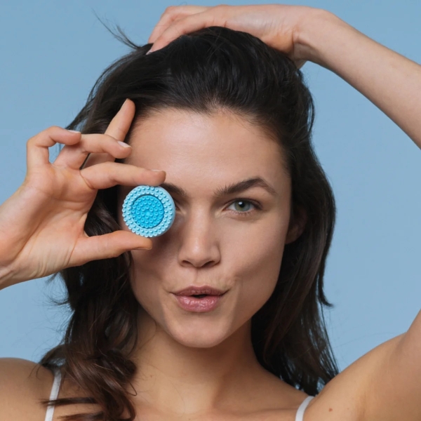 ageloc-lumispa-io-silicone-head-model-lifestyle.jpg